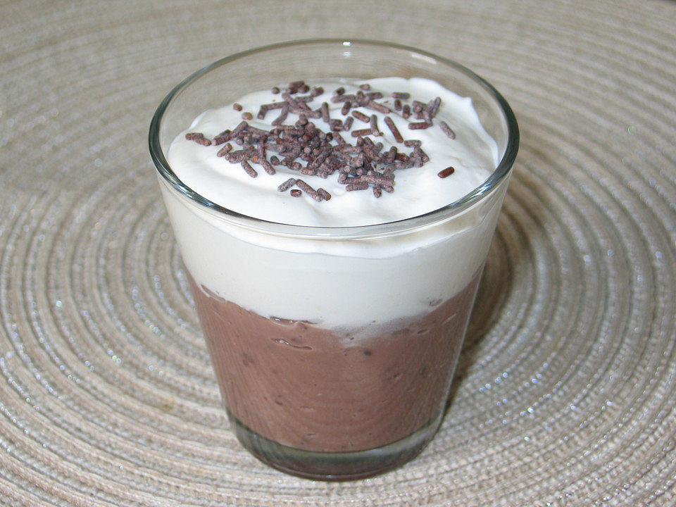 Schokoladenpudding mit Sahne und Streuseln von lucy2208| Chefkoch