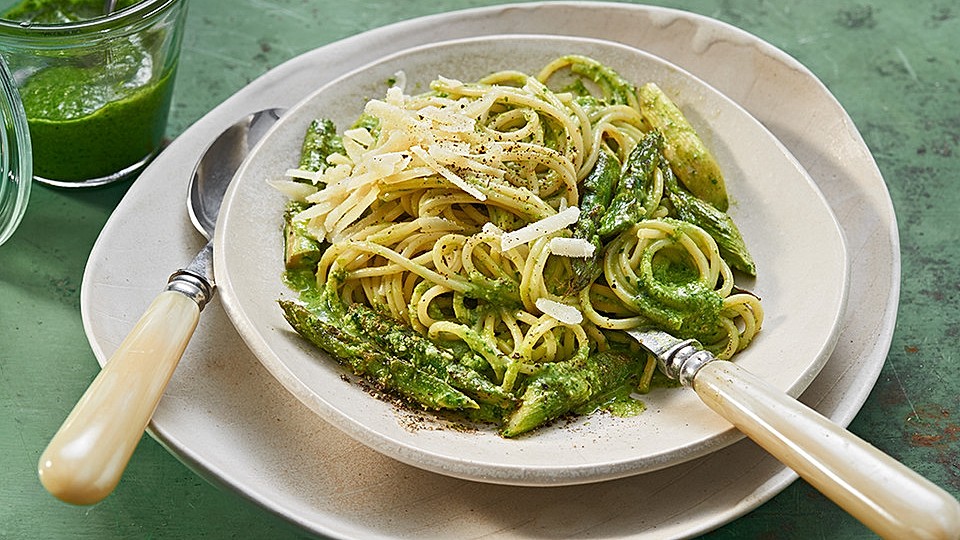 Spaghetti Mit Gebratenem Spargel Und Barlauchpesto Von Brigschi Chefkoch 