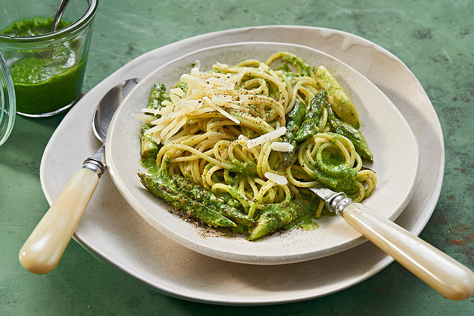 Spaghetti mit gebratenem Spargel und Bärlauchpesto