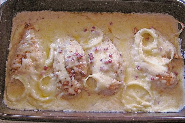 Überbackene Hähnchenbrust mit Zwiebeln und Schinken von jamühawe| Chefkoch
