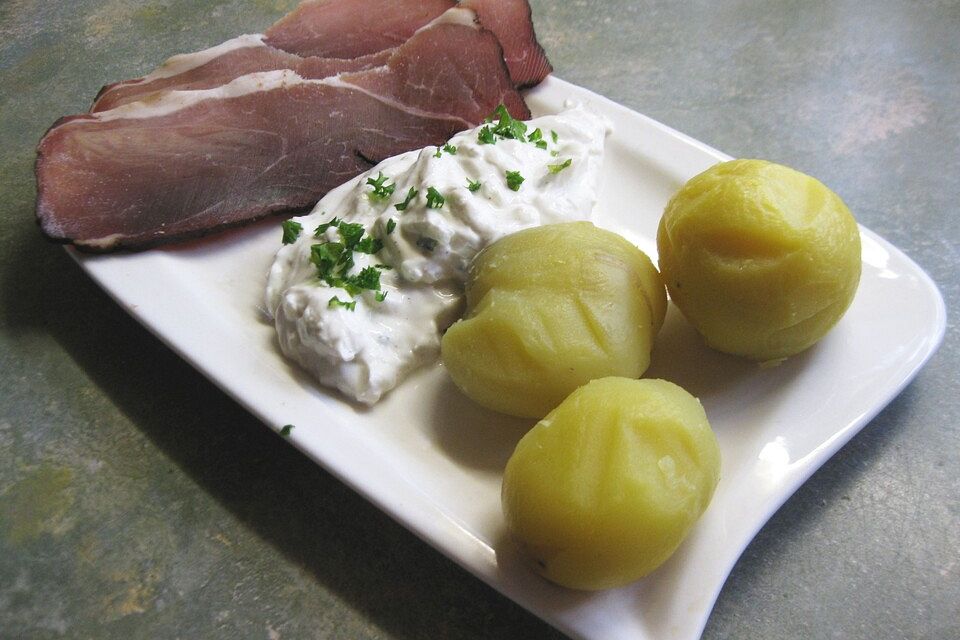 Pellkartoffeln mit Kräuterquark und Schinken