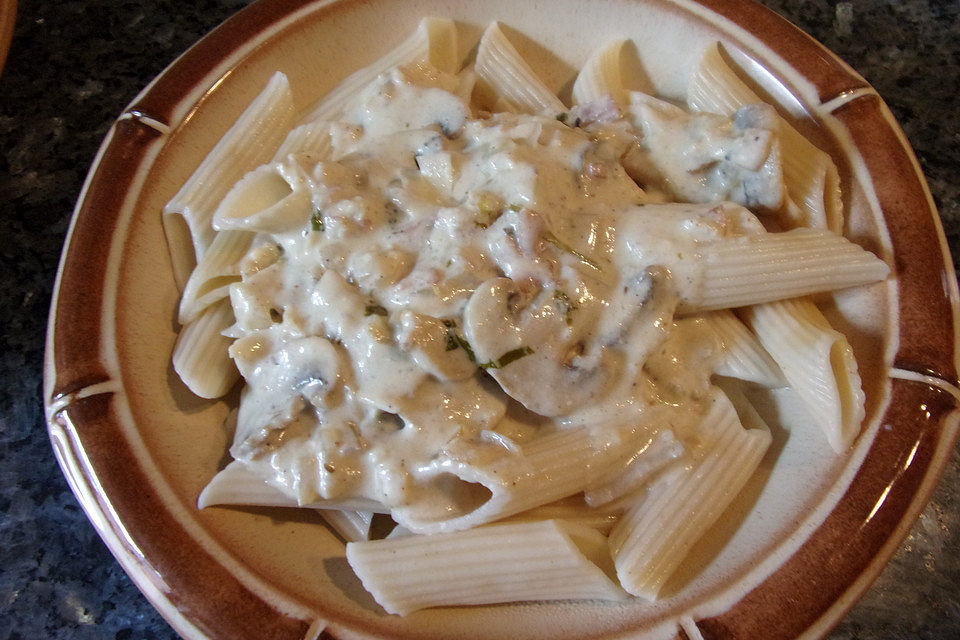 Schnelle Nudelsoße mit Speck, Champignons und Zwiebeln