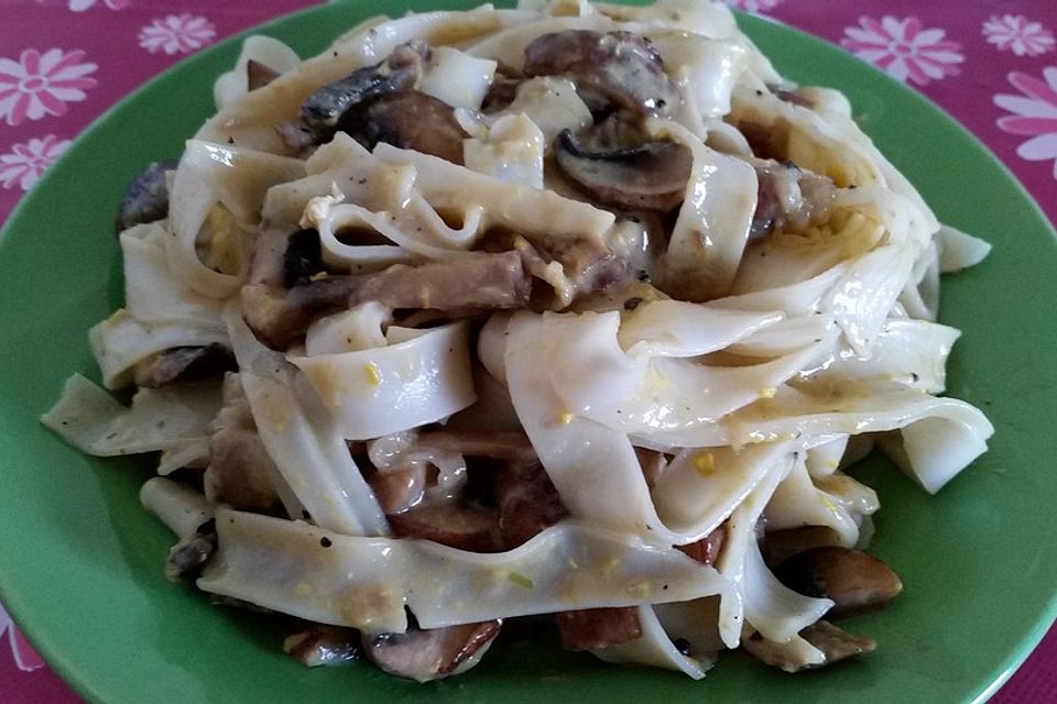 Schnelle Nudelsoße mit Speck, Champignons und Zwiebeln