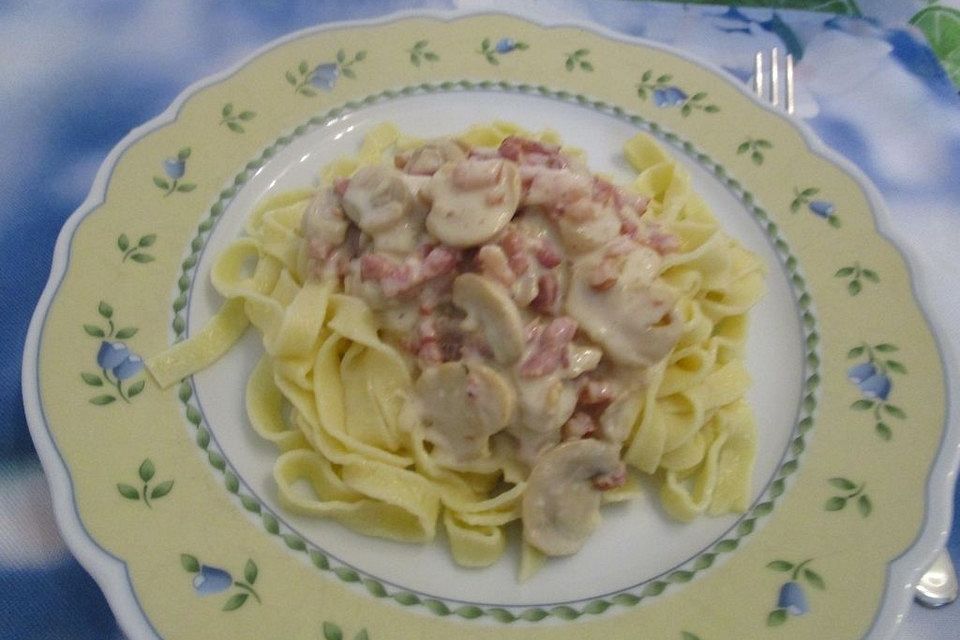 Schnelle Nudelsoße mit Speck, Champignons und Zwiebeln