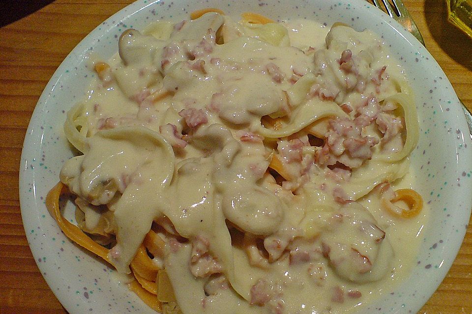 Schnelle Nudelsoße mit Speck, Champignons und Zwiebeln