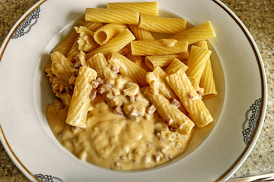 Schnelle Nudelsoße mit Speck, Champignons und Zwiebeln