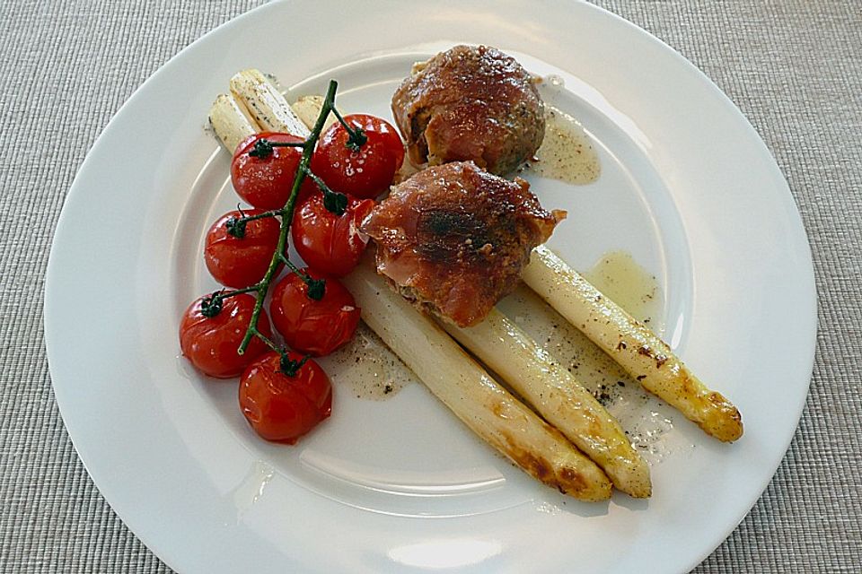 Spargel in Vanillebutter mit Hack-Tournedos