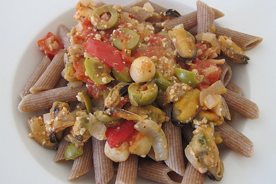 Pasta Frutti Di Mare mit Oliven und Basilikum