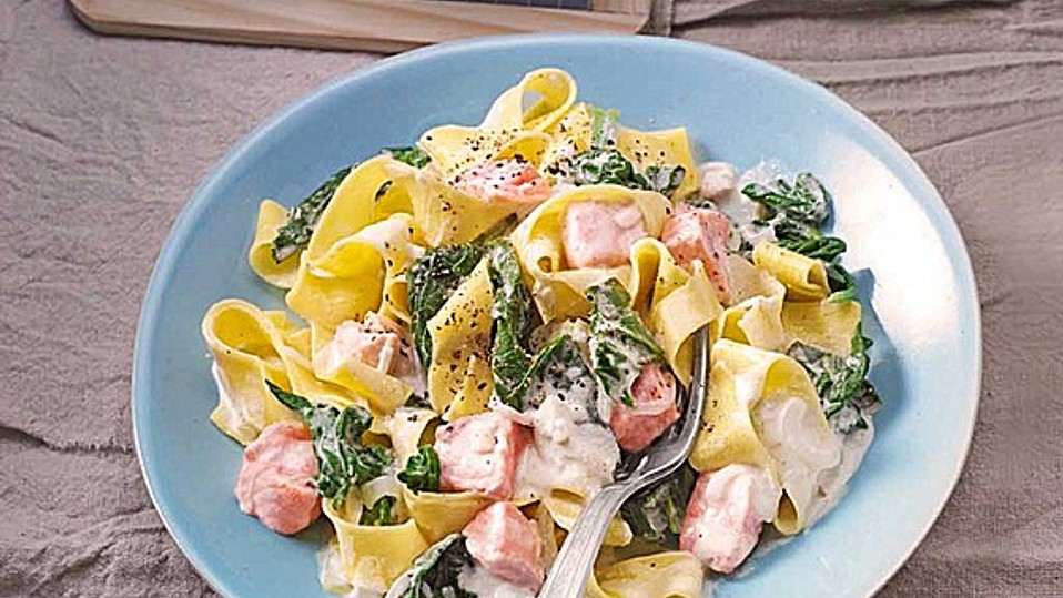 Bandnudeln-mit-frischem-Spinat-und-Lachs
