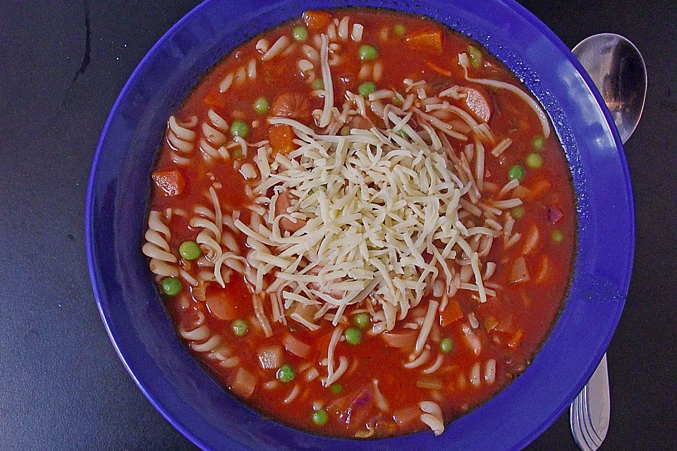 Nudelsuppe mit Würstchen