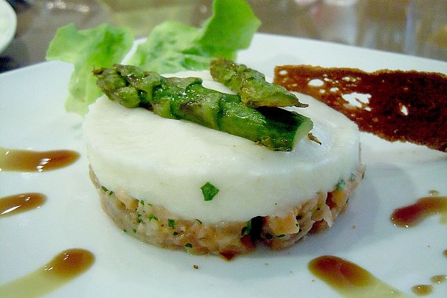Spargelmousse mit Lachstatar und Laugenchip von curly64| Chefkoch