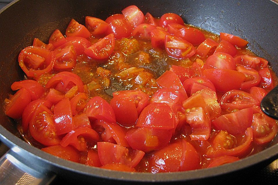 Nudeln mit Tomaten und Ziegenfrischkäse