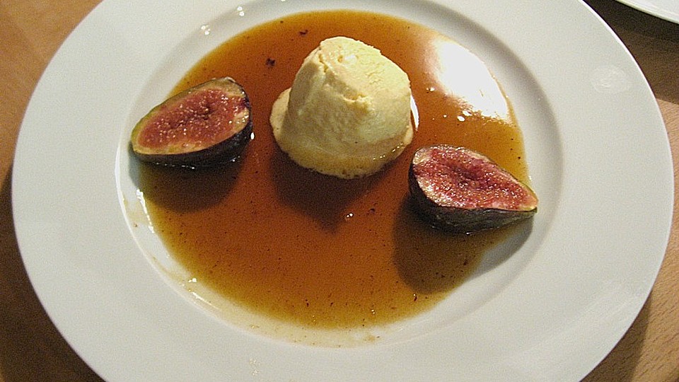 Marzipan - Mandeleis mit Feigen und Orangenkaramellsauce von ...