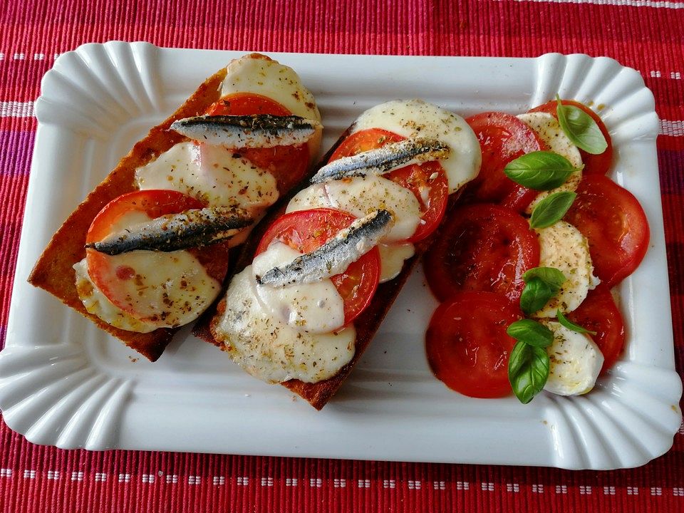 Mozzarella - Sardellen - Crostini von erdäpflblattl | Chefkoch