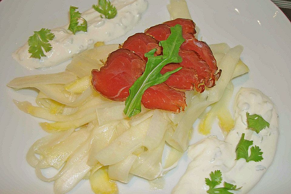 Marinierter Spargelsalat mit Koriander - Schmand