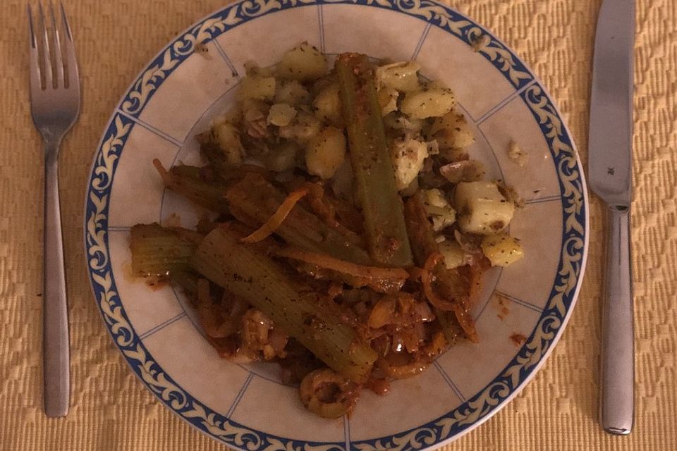 Staudensellerie mit Zwiebel - Oliven - Sauce