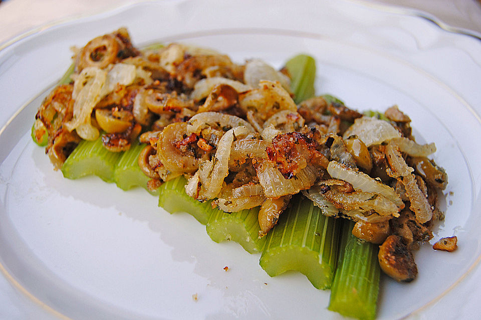 Staudensellerie mit Zwiebel - Oliven - Sauce