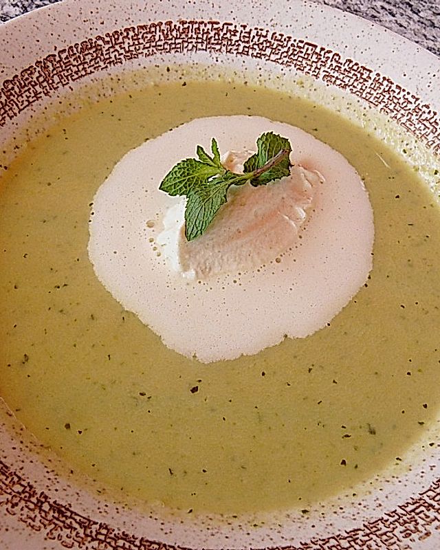 Suppe von grünen Erbsen  mit Wasabi - Sahne