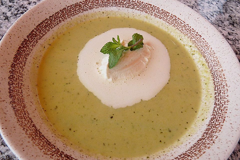 Suppe von grünen Erbsen  mit Wasabi - Sahne