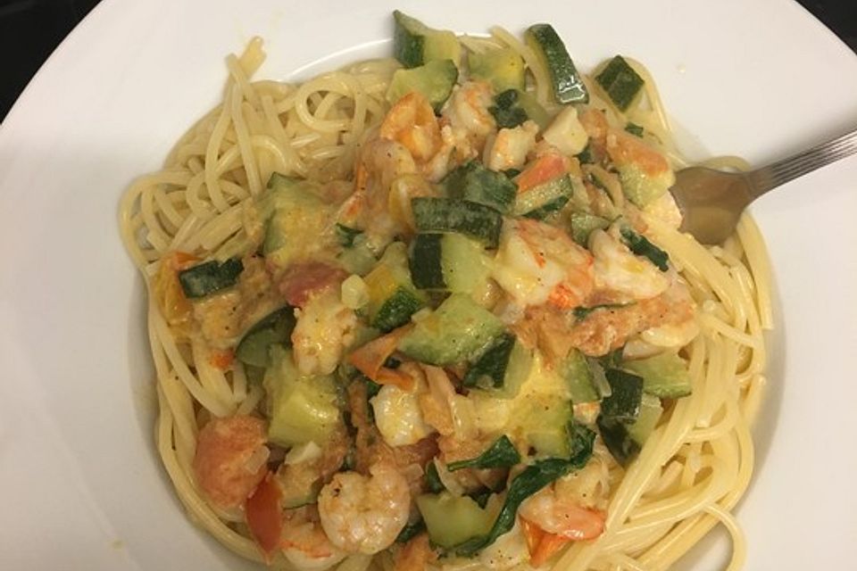 Sommerliche Pasta mit Garnelen, Tomaten und Rucola