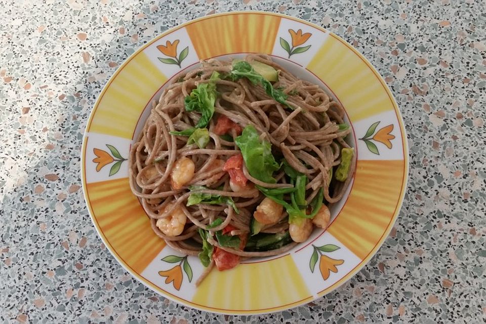 Sommerliche Pasta mit Garnelen, Tomaten und Rucola