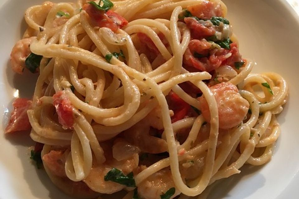 Sommerliche Pasta mit Garnelen, Tomaten und Rucola