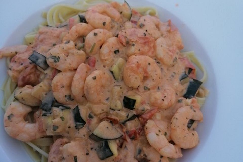 Sommerliche Pasta mit Garnelen, Tomaten und Rucola