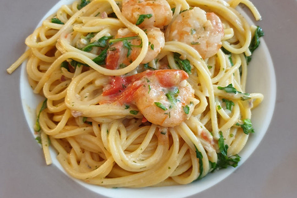 Sommerliche Pasta mit Garnelen, Tomaten und Rucola