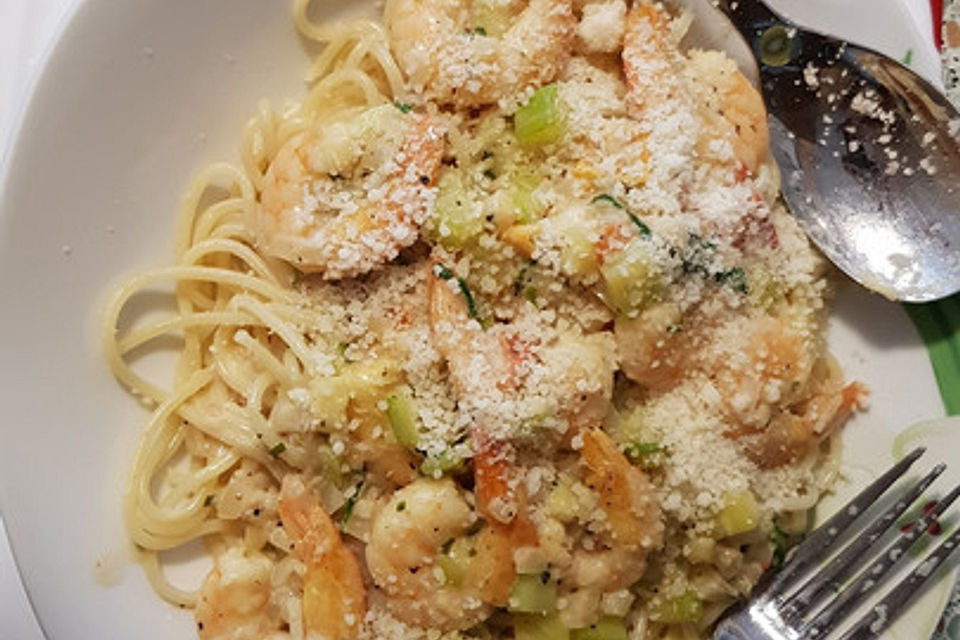 Sommerliche Pasta mit Garnelen, Tomaten und Rucola