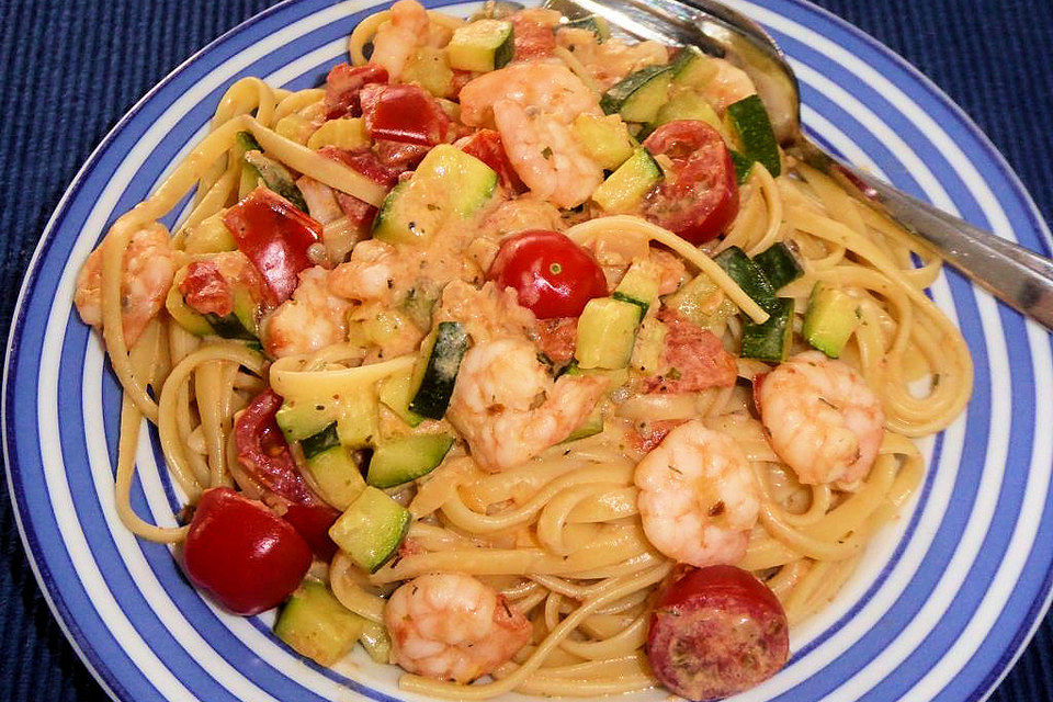 Sommerliche Pasta mit Garnelen, Tomaten und Rucola