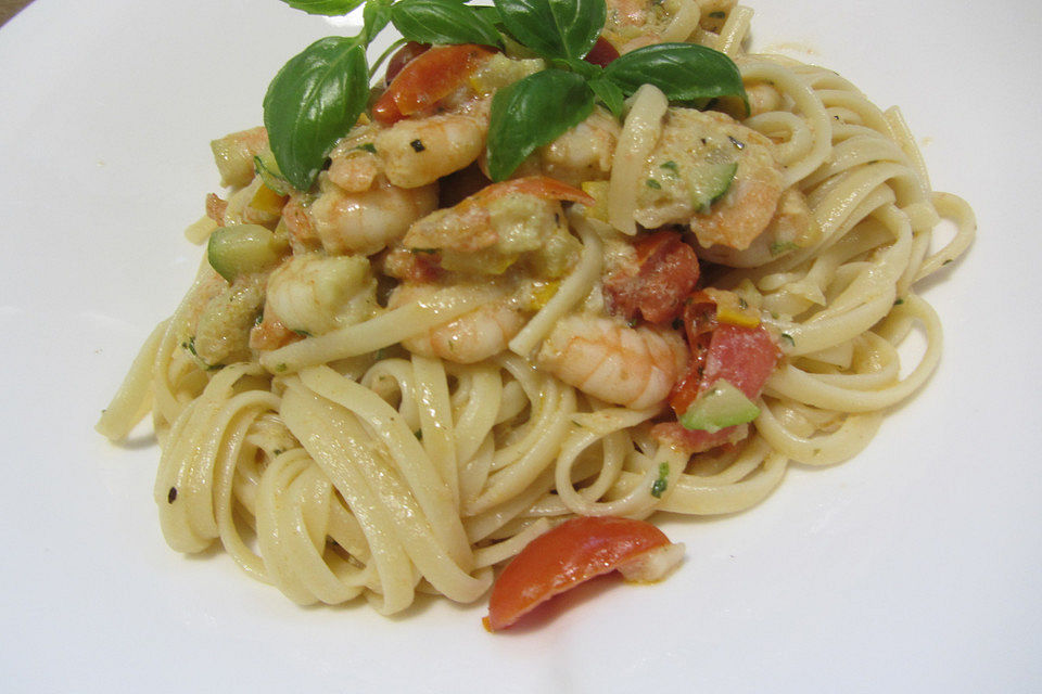 Sommerliche Pasta mit Garnelen, Tomaten und Rucola