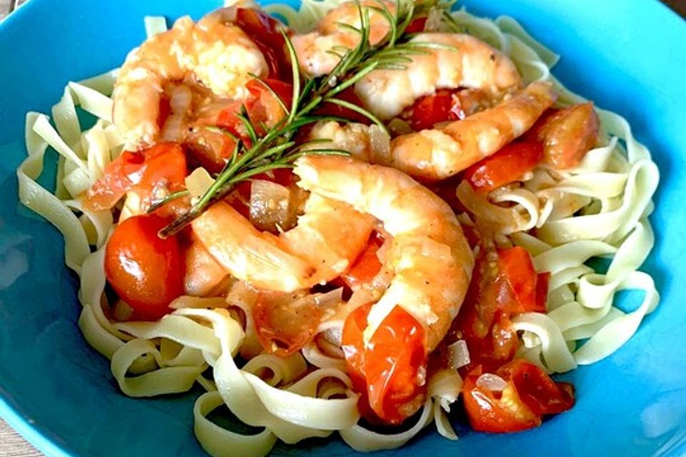 Sommerliche Pasta mit Garnelen, Tomaten und Rucola