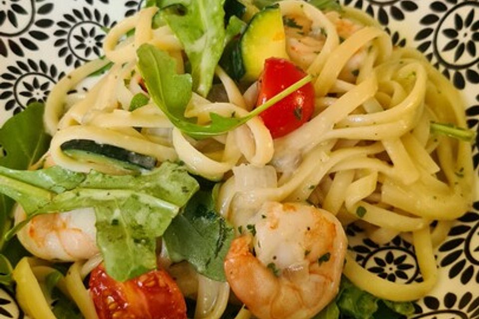 Sommerliche Pasta mit Garnelen, Tomaten und Rucola