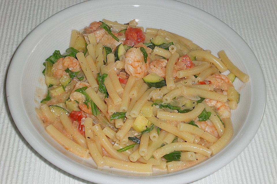 Sommerliche Pasta mit Garnelen, Tomaten und Rucola