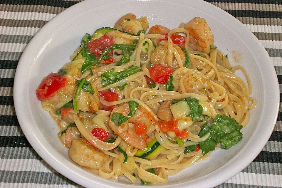 Sommerliche Pasta mit Garnelen, Tomaten und Rucola