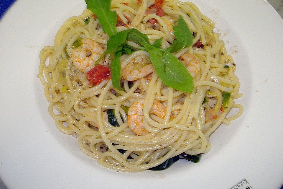 Sommerliche Pasta mit Garnelen, Tomaten und Rucola