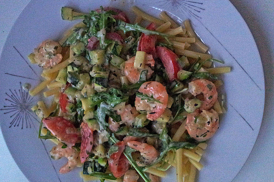 Sommerliche Pasta mit Garnelen, Tomaten und Rucola