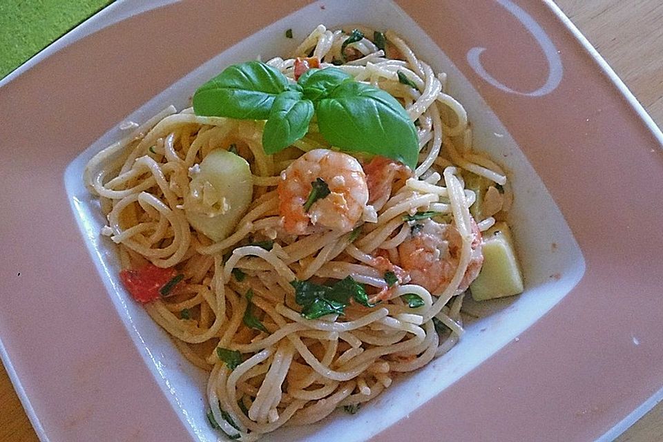 Sommerliche Pasta mit Garnelen, Tomaten und Rucola