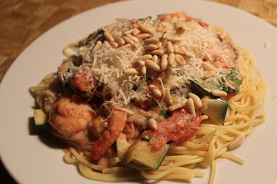 Sommerliche Pasta mit Garnelen, Tomaten und Rucola