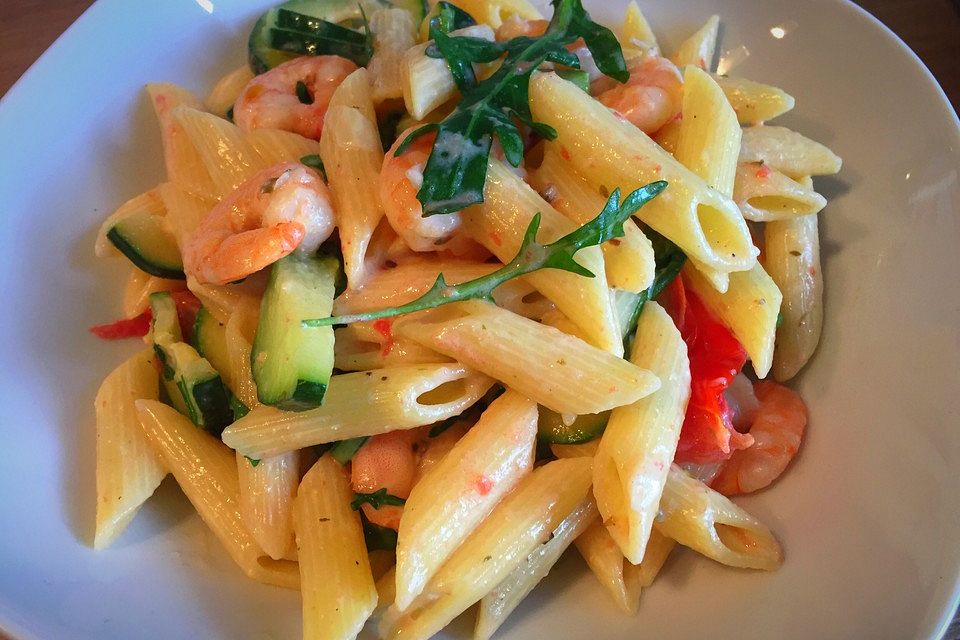 Sommerliche Pasta mit Garnelen, Tomaten und Rucola