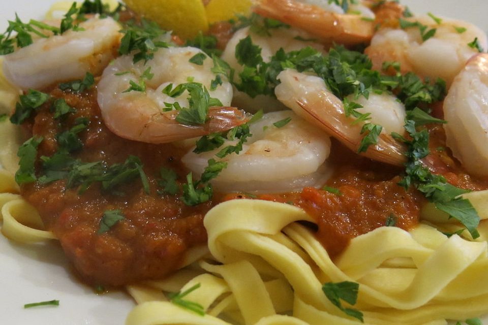 Sommerliche Pasta mit Garnelen, Tomaten und Rucola