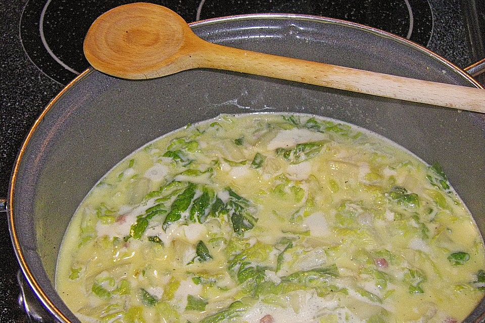 Suppe aus Kopfsalat und Knoblauch