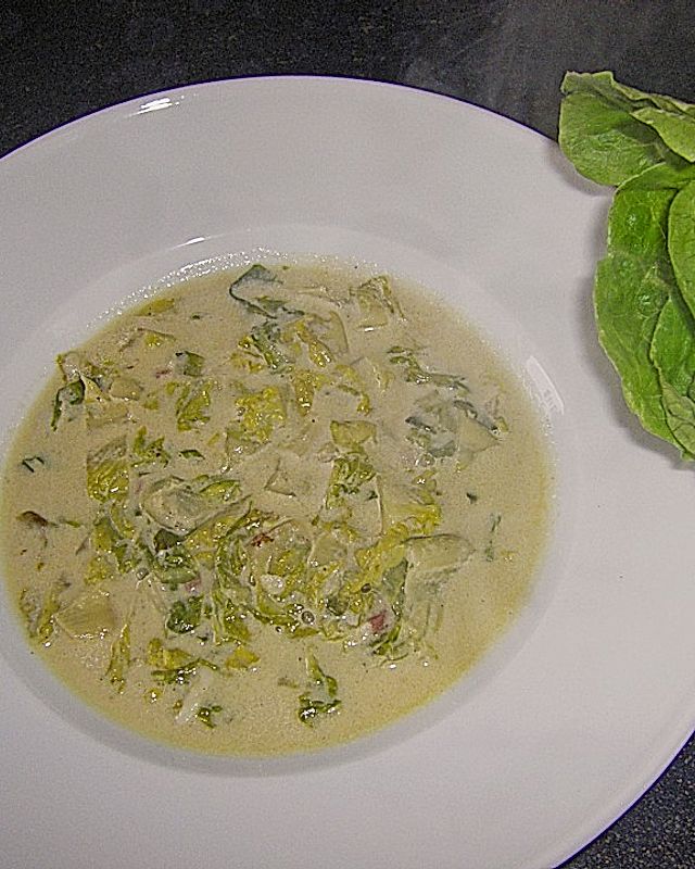 Suppe aus Kopfsalat und Knoblauch