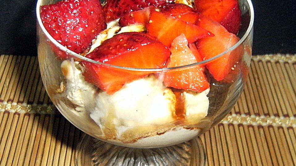 Vanilleeis mit Balsamicoessig und frischen Erdbeeren von AviH Vanilleeis mit Balsamicoessig und frischen Erdbeeren von AviH