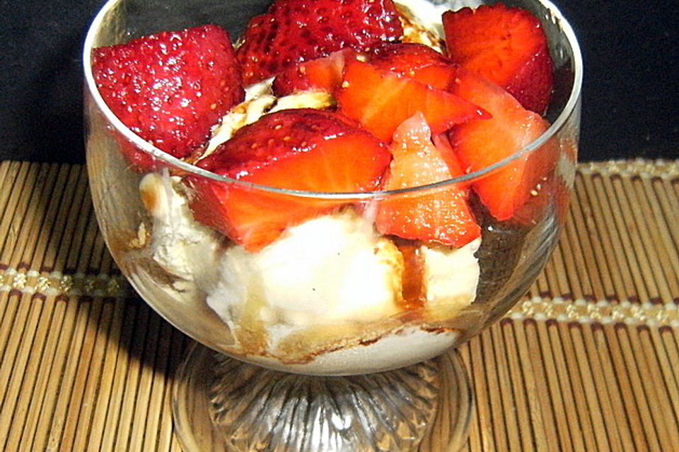 Vanilleeis mit Balsamicoessig und frischen Erdbeeren