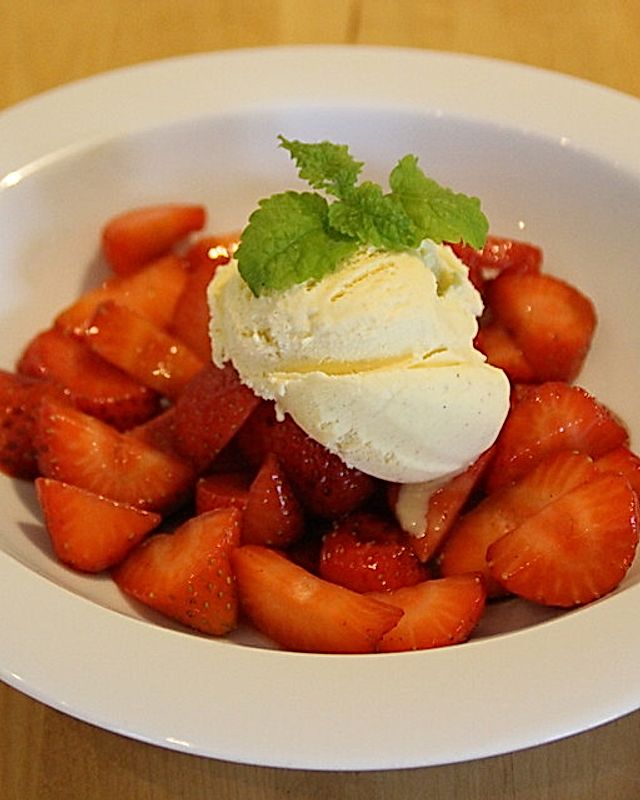Vanilleeis mit Balsamicoessig und frischen Erdbeeren