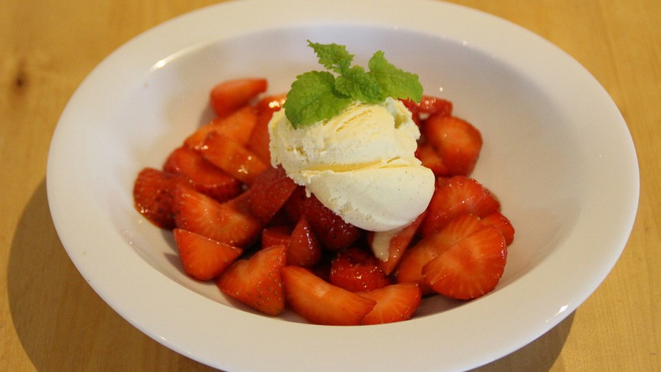 Vanilleeis mit Balsamicoessig und frischen Erdbeeren von AviH Vanilleeis mit Balsamicoessig und frischen Erdbeeren von AviH