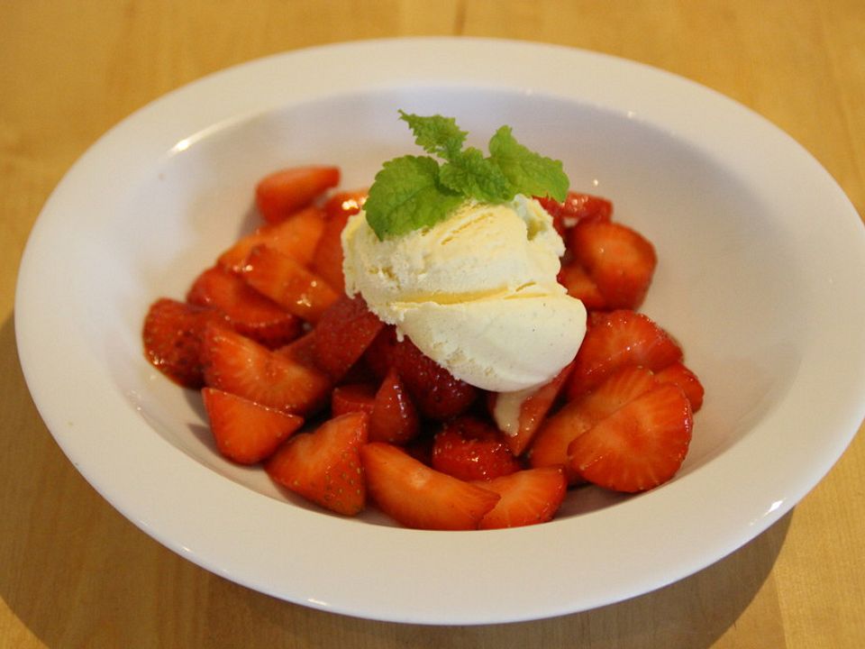 Vanilleeis mit Balsamicoessig und frischen Erdbeeren von AviH| Chefkoch