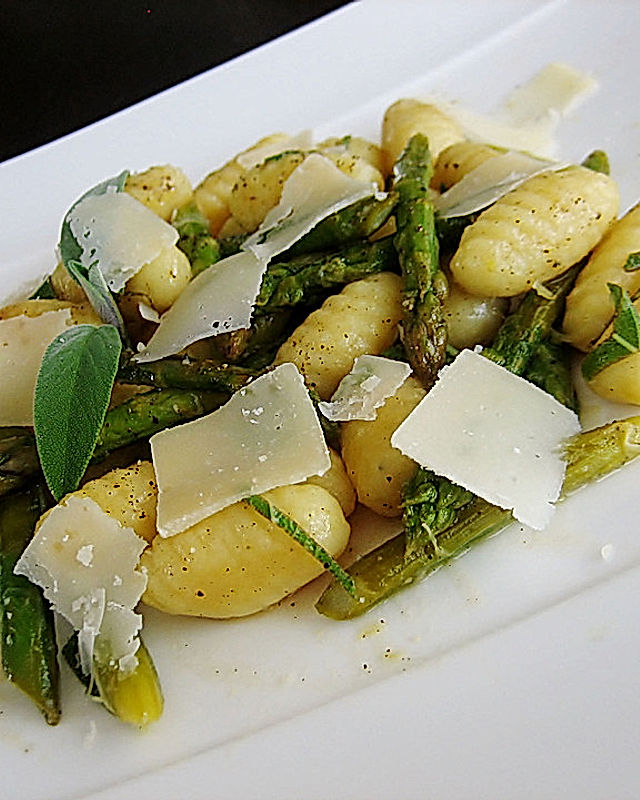 Salbei-Gnocchi mit grünem Spargel