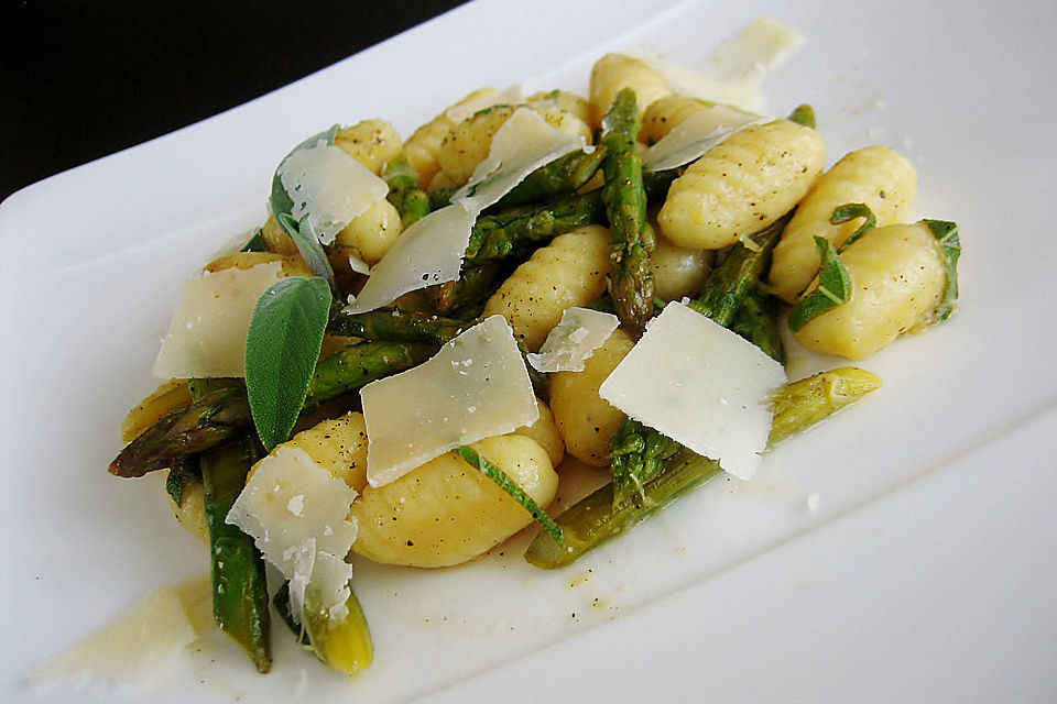 Salbei-Gnocchi mit grünem Spargel